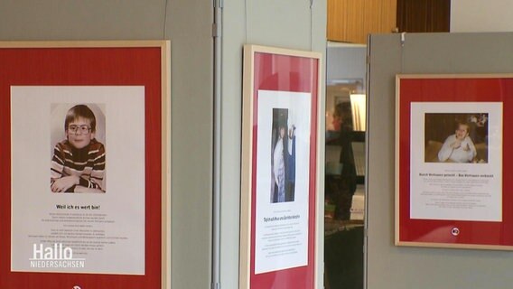 Die Ausstellung "Betroffene zeigen Gesicht" stellt Fotos und Erfahrungsberichte von Betroffenen sexualisierter Gewalt aus. © Screenshot 