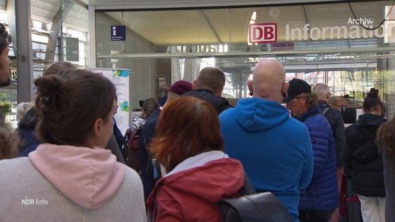 Menschen stehen in einer Schlange vor einem Schalter der Deutschen Bahn. © Screenshot 