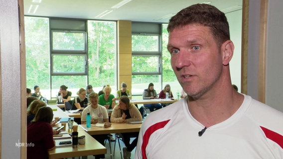 Stefan Herbst, Landestrainer vom Schleswig-Holsteinischen Schwimmverband, im Interview. © Screenshot 