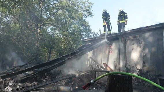 Feuerwehrmänner löschen einen Brand. © Screenshot 