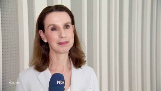 Die Präsidentin des Landesrechnungshofes, Sandra Von Klaeden, spricht in ein Mikrofon. © Screenshot 