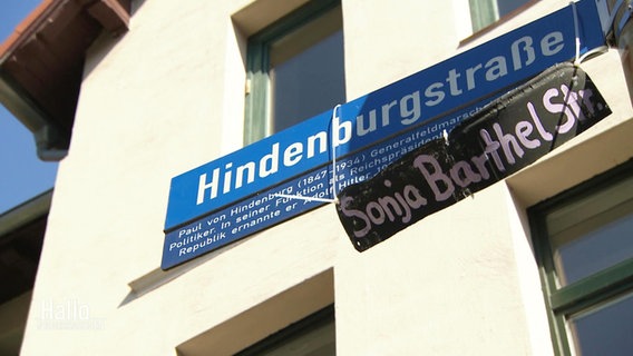 Straßenschild mit einem geänderten Straßennamen. © Screenshot 