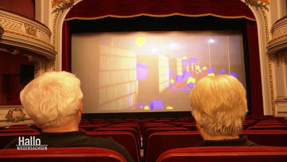 Zwei Menschen sitzen im Kino. © Screenshot 