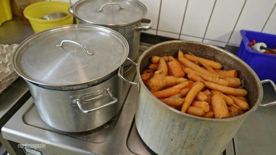 Ein Topf mit kochenden Karotten. © Screenshot 