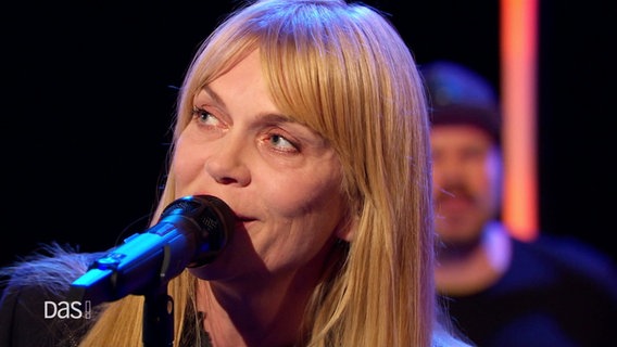 Anna Loos singt. © Screenshot 