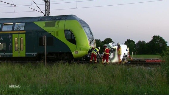 Rettungskräfte bei einem Zugunglück. © Screenshot 