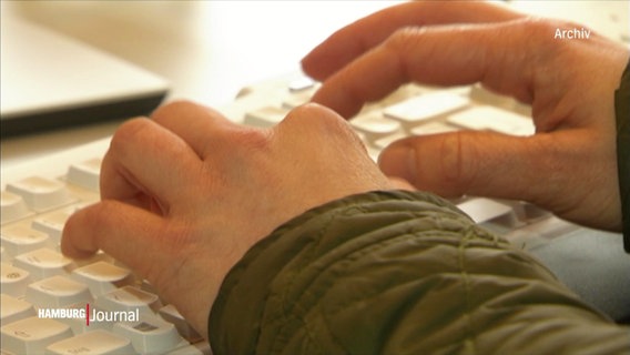 Zwei Hände tippen auf einer Computer-Tastatur. © Screenshot 