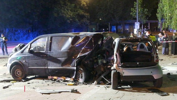 Bild eines Auffahrunfalls bei Nacht: Ein Smart steht in dem zertrümmerten Heck eines Kleintransporters. © Screenshot 