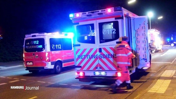 Ein Fahrzeug vom Rettungsdienst bei einem Unfall in Wandsbek. © Screenshot 
