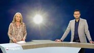 Moderatorin Harriet Heise und Moderator Christopher Scheffelmeier im Studio © Screenshot 