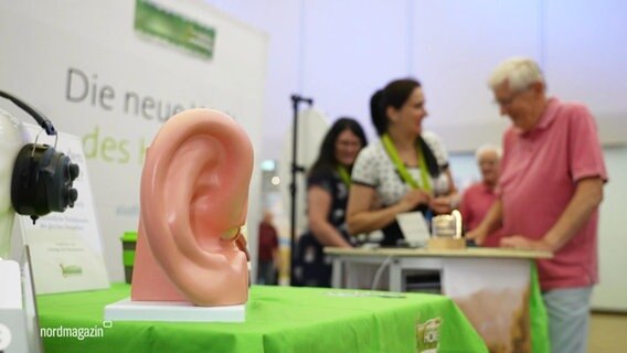 Hörgeräte werden auf einer Messe für Senior:innen ausgestellt. © Screenshot 