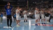 Handballer des THW Kiel stehen nach einem gewonnenen Spiel klatschend vor der Zuschauertribüne. © Screenshot 