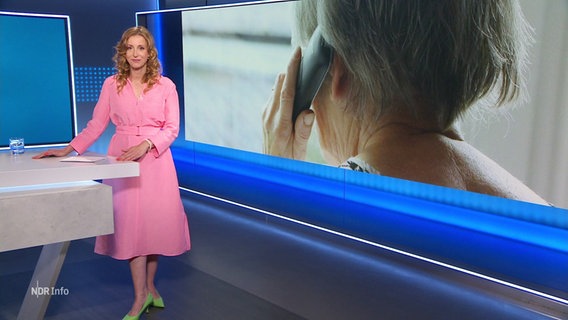 Ilka Petersen moderiert NDR Info. © Screenshot 