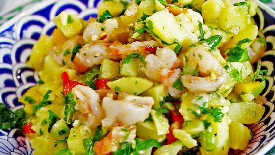 Kartoffelsalat mit Garnelen und Thai-Vinaigrette. © Screenshot 