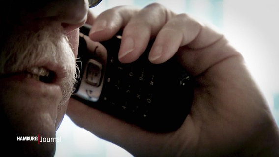 Älterer Mann am Telefon. © Screenshot 
