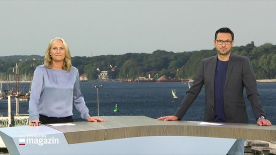 Henriette Heise und Christopher Scheffelmeier moderieren das Schleswig-Holstein Magazin. © Screenshot 