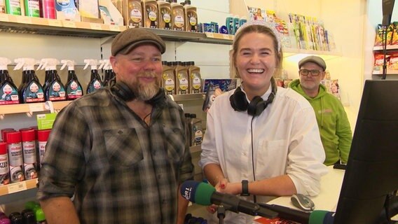 Die "Stefan Kuna Show" sendet aus einer Tankstelle. © Screenshot 