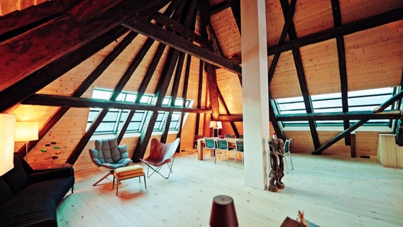 Zu einer Wohnetage umgebaute Tenne eines Bauernhauses mit modernen Möbeln © Screenshot 