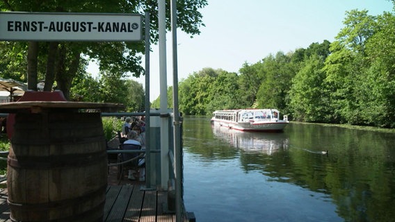 Ein Alsterschiff auf dem Ernst-August-Kanal. © Screenshot 