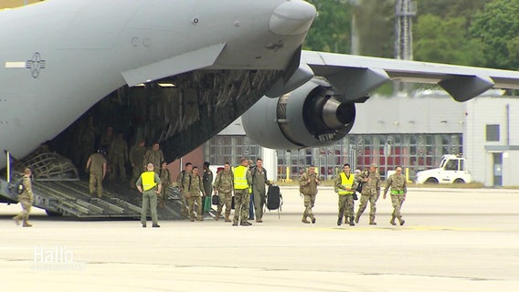 Mehrere Soldaten verlassen ein Flugzeug über eine Rampe. © Screenshot 