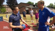 Jan Starkebaum spricht mit einem Kreiselball-Spieler vom TSV. © Screenshot 