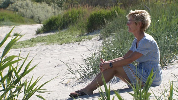 Bürgermeisterin Gabriele Richter (parteilos) am Strand der Insel Poel. © Screenshot 