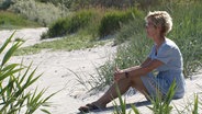 Bürgermeisterin Gabriele Richter (parteilos) am Strand der Insel Poel. © Screenshot 