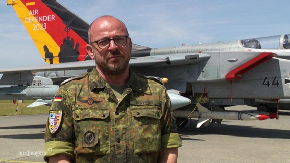 Pressesprecher Matthias Boehnke erklärt die Luftwaffenübung "Air Defender". © Screenshot 