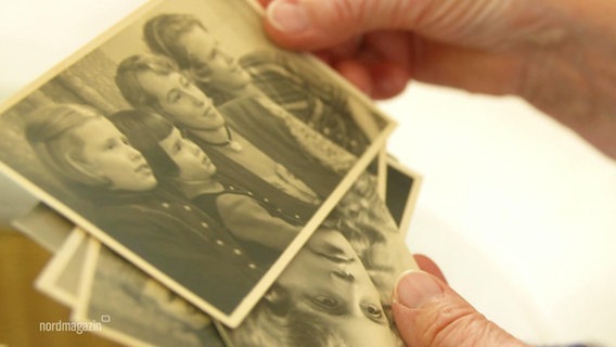 Ein vergilbtes Familienfoto in den Hände der Zeitzeugin Tove Neitzel. © Screenshot 