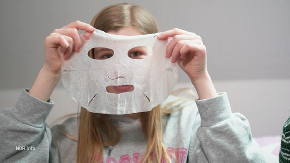 Eine junge Frau mit einer Gesichtsmaske. © Screenshot 