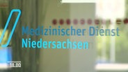 Aufschrift "Medizinischer Dienst Niedersachsens" an einer Tür. © Screenshot 