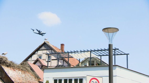 Ein Flugzeug über Wunstorf. © Screenshot 