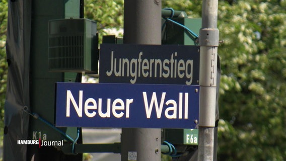 Ein Straßenschild zeigt die Kreuzung Neuer Wall/Jungfernstieg. © Screenshot 