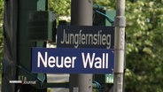 Ein Straßenschild zeigt die Kreuzung Neuer Wall/Jungfernstieg. © Screenshot 