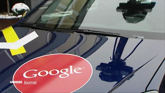 Ein Auto mit dem Google Logo. © Screenshot 