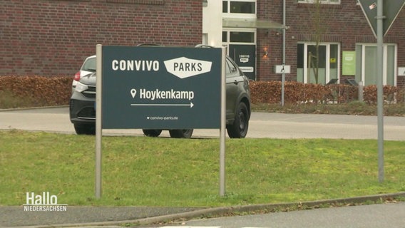 Ein Schild mit der Aufschrift "Convivo Parks". © Screenshot 