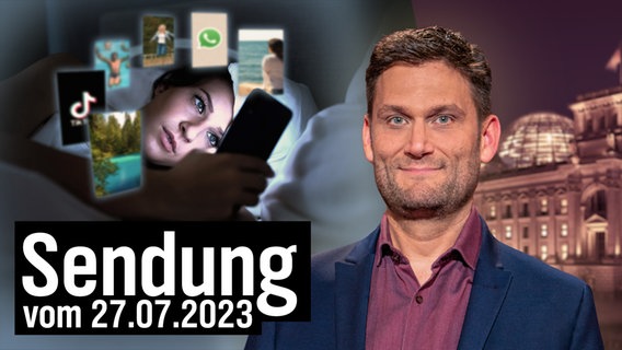 Eine Frau liegt nachts im Bett und checkt ihre Apps. Daneben Christian Ehring. (extra 3 vom 27.07.2023 im Ersten) © NDR 