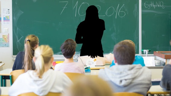 Eine nicht vorhandene Lehrkraft im Klassenzimmer. (extra 3 vom 27.07.2023 im Ersten) © NDR 