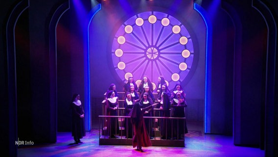 Szene aus der Musical-Premiere "Sister Act" in der Stage School. © Screenshot 