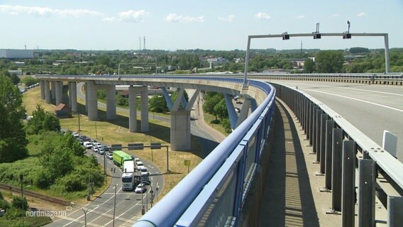 Blick über das Geländer der Rügenbrücke. © Screenshot 