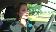 Die Pflegedienstleiterin Andrea Scharein im Auto. © Screenshot 