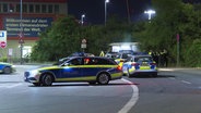 Mehrere Polizeiautos stehen vor dem Containerterminal Altenwerder in Hamburg. © TV- NEWS KONTOR 