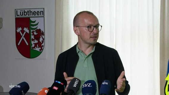Landrat Stefan Sternberg von der SPD äußert sich als Leiter des Krisenstabs zum Stand der Löscharbeiten. © Screenshot 