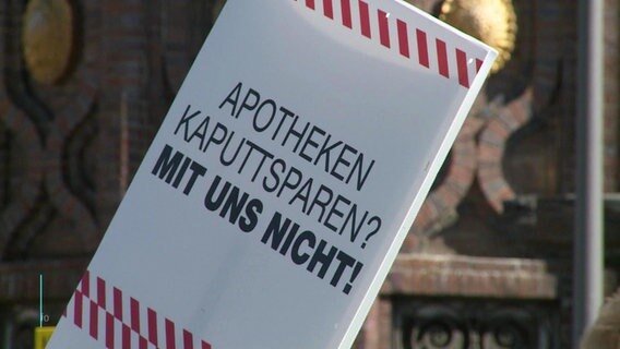 Ein Plakat mit der Aufschrift "Apotheken kaputtsparen? Mit uns nicht!". © Screenshot 
