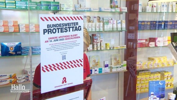 Ein Plakat an einem Apothekentresen informiert über einen Protesttag. © Screenshot 