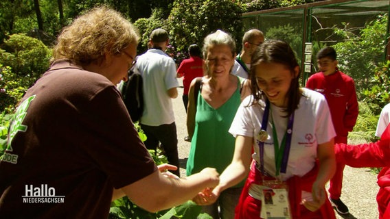 Das Sportteam aus Montenegro im Vogelpark Walsrode . © Screenshot 