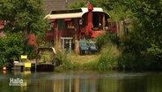 Ein Zirkuswagen an einem See. © Screenshot 