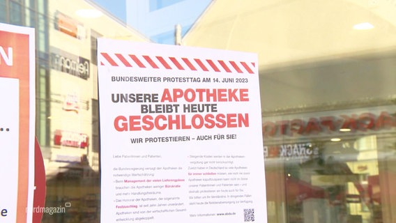 Ein Plakat an einem Apothekeneingang informiert über einen Protesttag. © Screenshot 