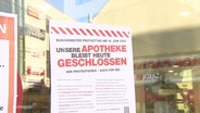 Ein Plakat an einem Apothekeneingang informiert über einen Protesttag. © Screenshot 