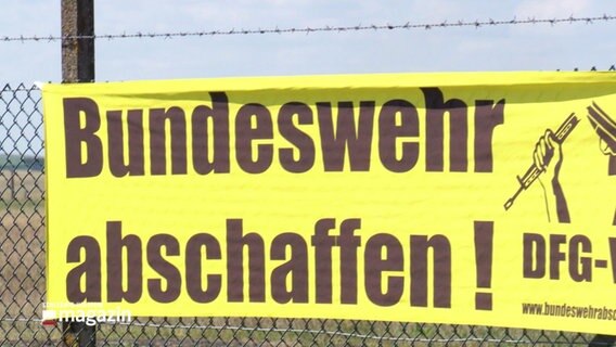 Ein Plakat fodert dazu auf, die Bundeswehr abzuschaffen. © Screenshot 